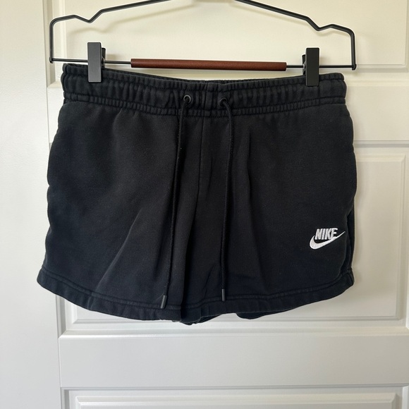 Nike Black Athletic Sweat Shorts Lightweight Design - Picture 1 of 3